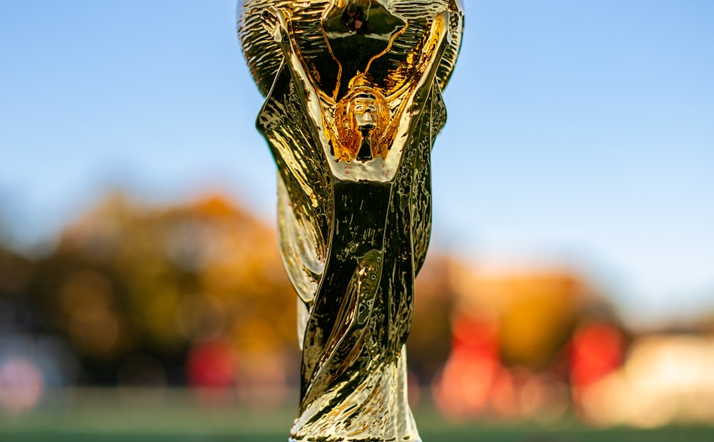 Trofi piala bertengger di atas meja