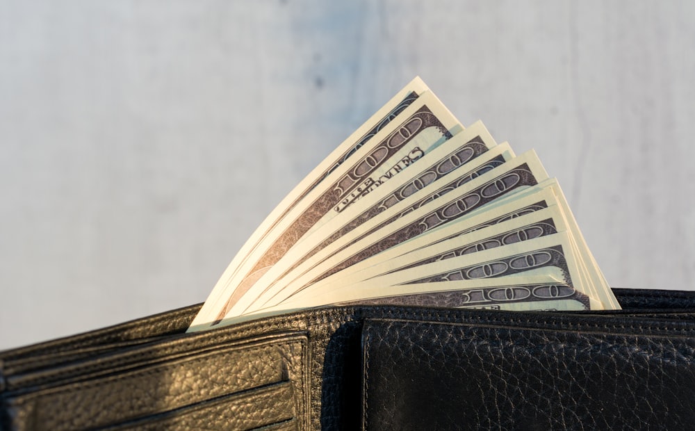 Dompet berisi uang tunai di atas meja