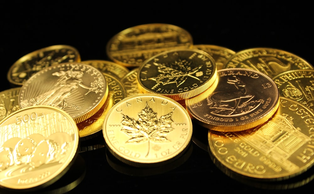 Koin emas bertumpuk sebagai simbol bonus
