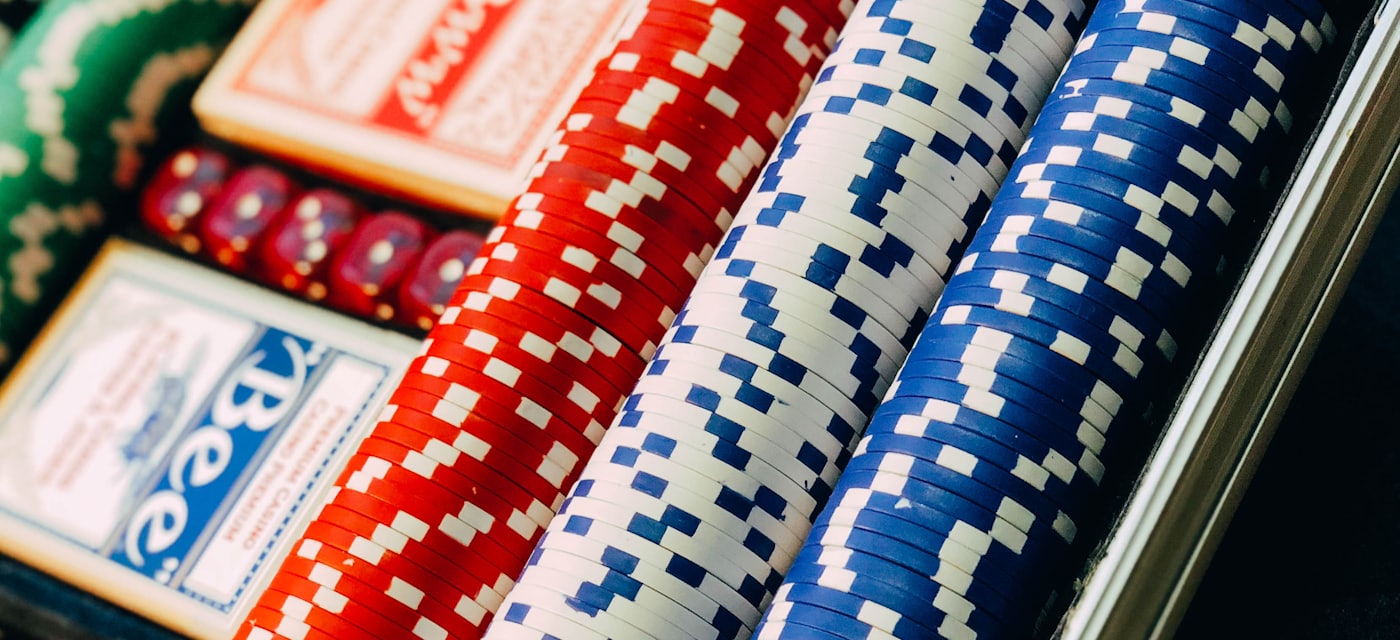 Deretan chip poker warna-warni dalam tempat khusus