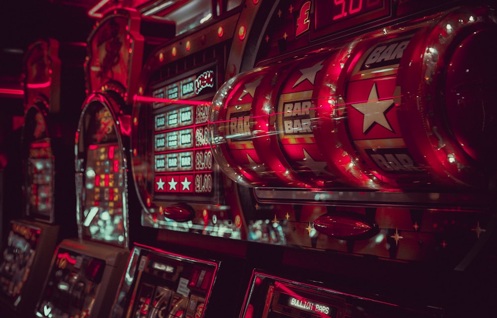 Layar mesin slot dengan deretan simbol pada gulungan