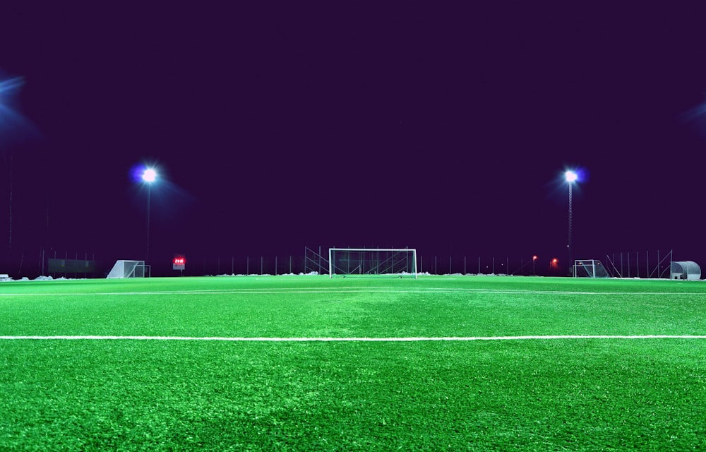 Stadion sepak bola menyala di malam hari